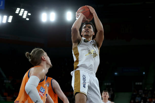 更加宽松且 更加宽松且